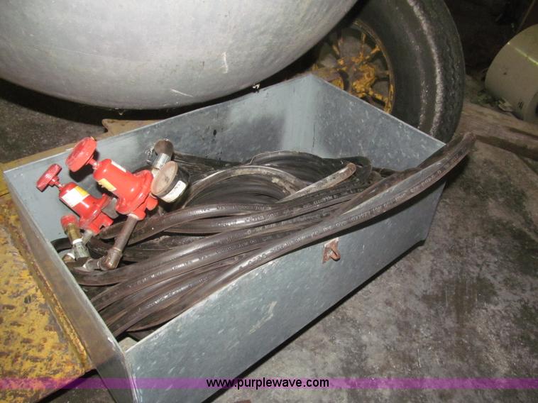 image for item F7199 1972 towable 500 gallon propane tank