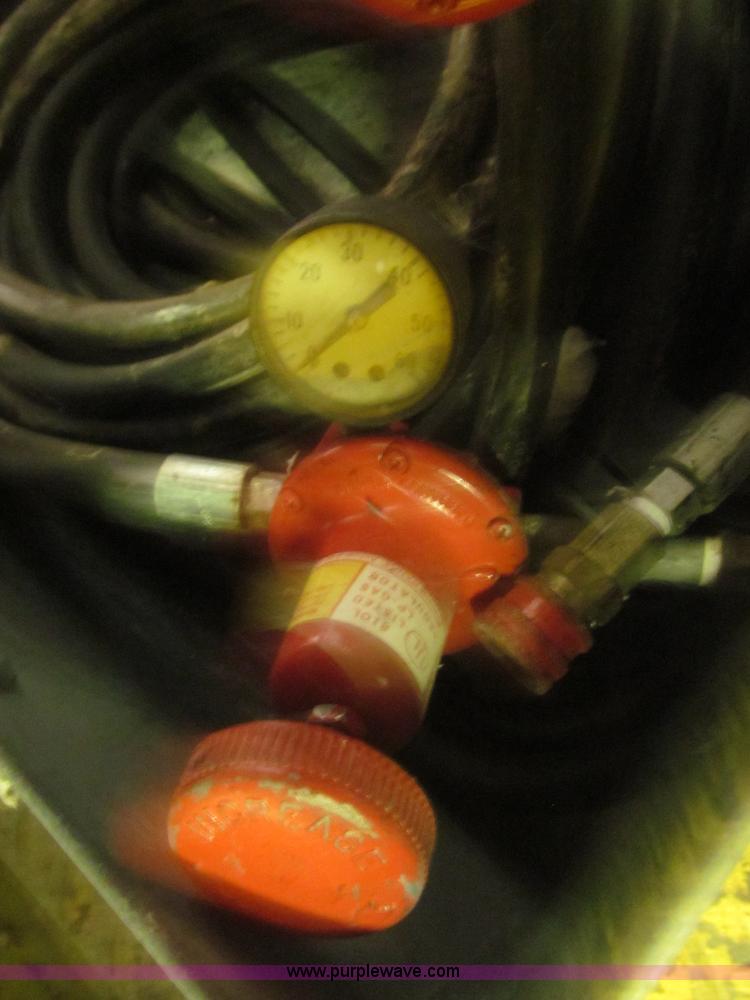 image for item F7199 1972 towable 500 gallon propane tank