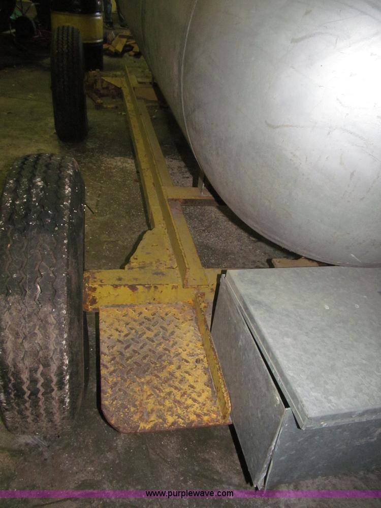image for item F7199 1972 towable 500 gallon propane tank