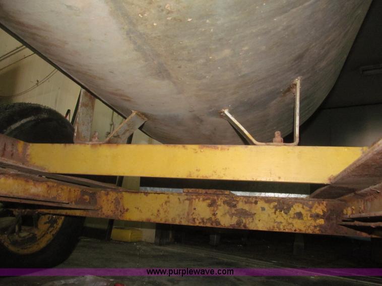 image for item F7199 1972 towable 500 gallon propane tank