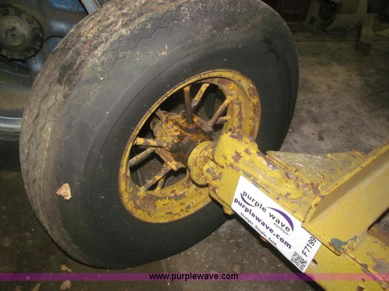 image for item F7199 1972 towable 500 gallon propane tank