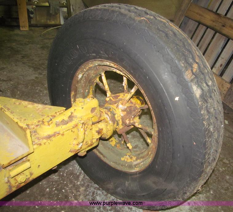 image for item F7199 1972 towable 500 gallon propane tank