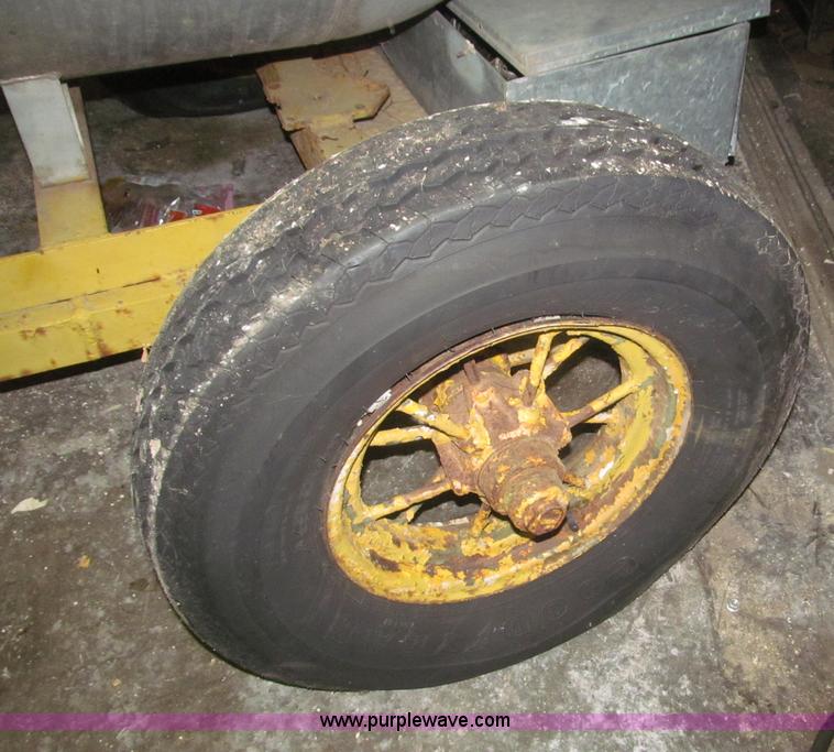 image for item F7199 1972 towable 500 gallon propane tank