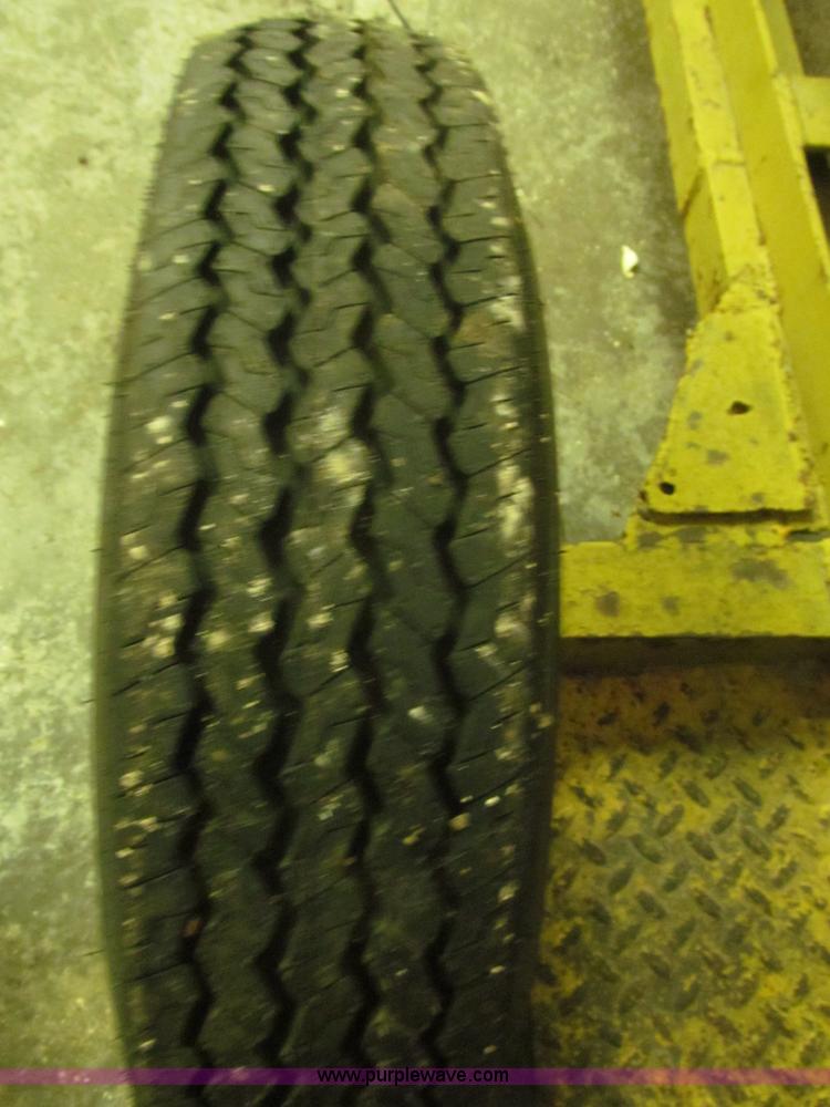 image for item F7199 1972 towable 500 gallon propane tank