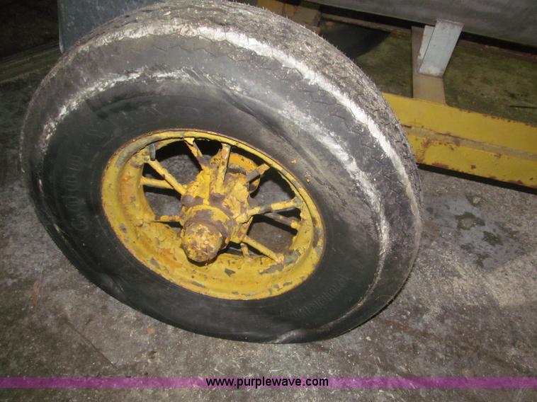 image for item F7199 1972 towable 500 gallon propane tank