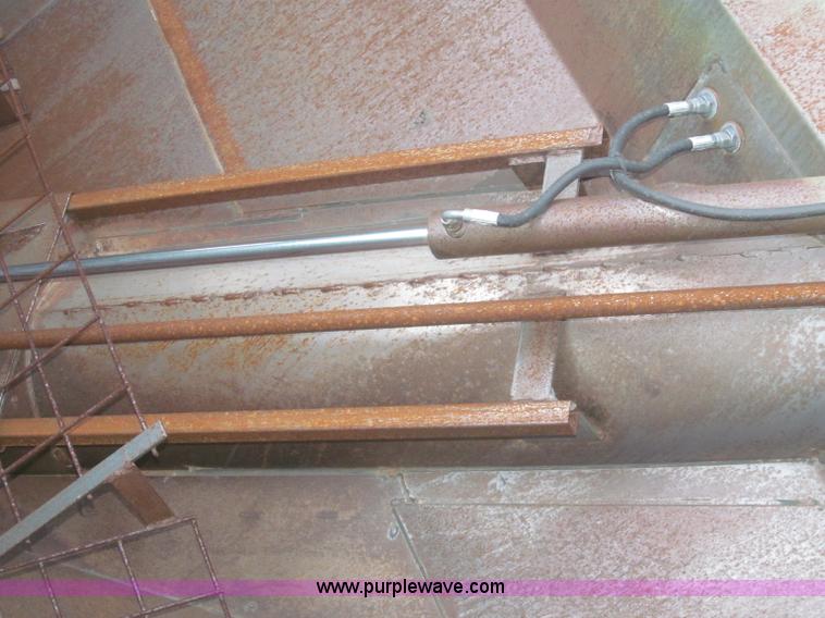 image for item F7201 2004 Brent GC572 grain cart