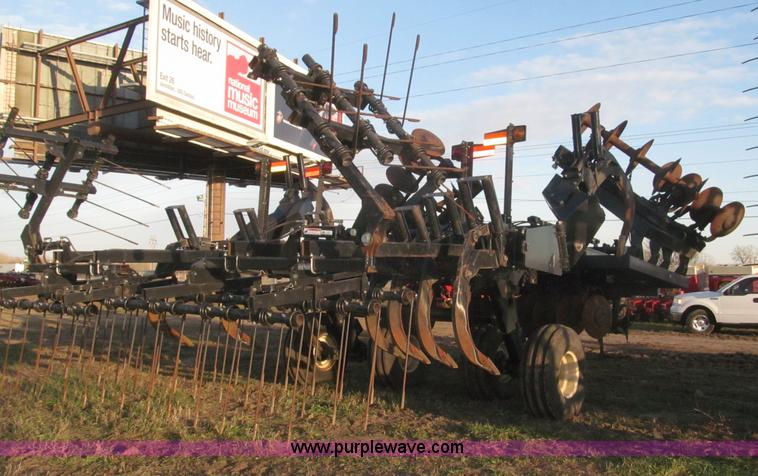 image for item F7202 2007 M&W Earthmaster 22' disk ripper