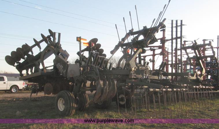 image for item F7202 2007 M&W Earthmaster 22' disk ripper