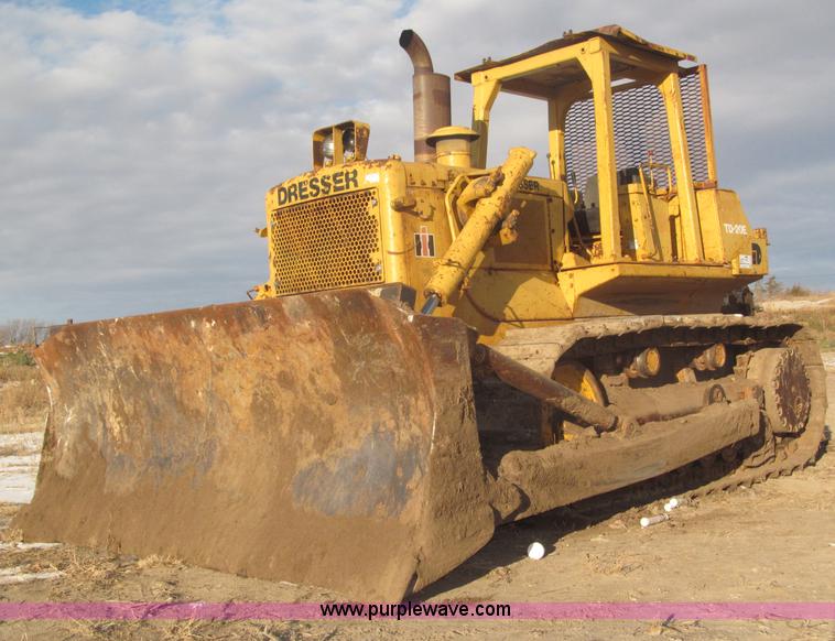 image for item F7203 1983 International Dresser TD20E dozer