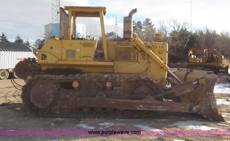 image for item F7203 1983 International Dresser TD20E dozer
