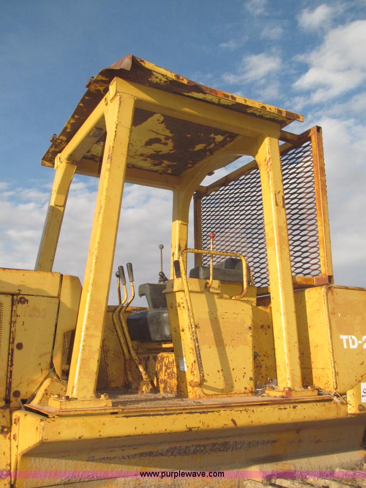 image for item F7203 1983 International Dresser TD20E dozer