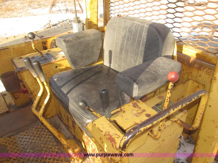image for item F7203 1983 International Dresser TD20E dozer