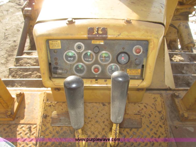 image for item F7203 1983 International Dresser TD20E dozer