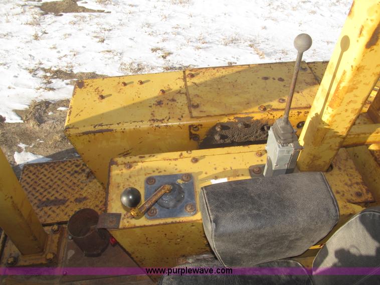 image for item F7203 1983 International Dresser TD20E dozer
