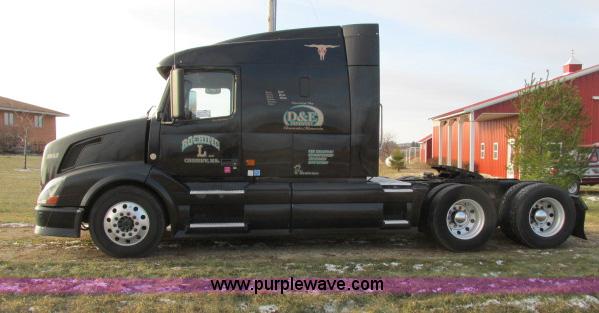 image for item G8917 2007 Volvo VNL 10th Anniversary Series 630 semi truck