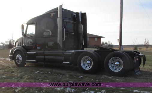 image for item G8917 2007 Volvo VNL 10th Anniversary Series 630 semi truck