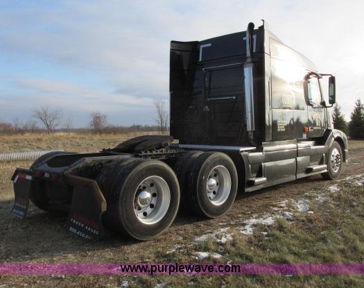 image for item G8917 2007 Volvo VNL 10th Anniversary Series 630 semi truck
