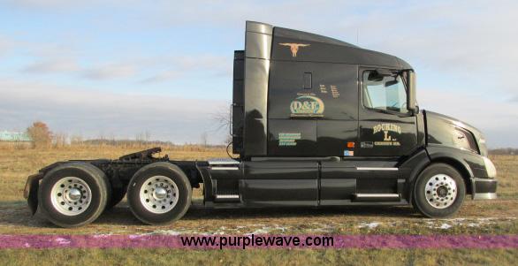 image for item G8917 2007 Volvo VNL 10th Anniversary Series 630 semi truck