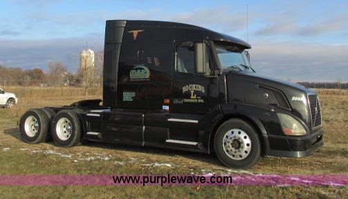 image for item G8917 2007 Volvo VNL 10th Anniversary Series 630 semi truck