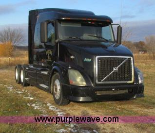 image for item G8917 2007 Volvo VNL 10th Anniversary Series 630 semi truck