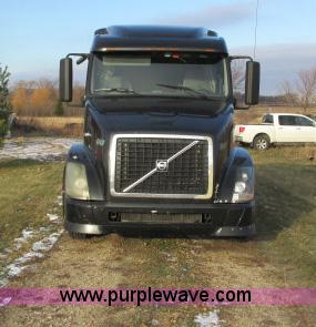 image for item G8917 2007 Volvo VNL 10th Anniversary Series 630 semi truck