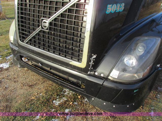 image for item G8917 2007 Volvo VNL 10th Anniversary Series 630 semi truck