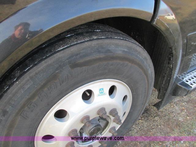 image for item G8917 2007 Volvo VNL 10th Anniversary Series 630 semi truck