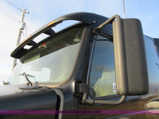 image for item G8917 2007 Volvo VNL 10th Anniversary Series 630 semi truck