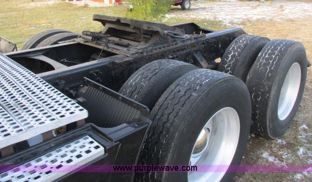 image for item G8917 2007 Volvo VNL 10th Anniversary Series 630 semi truck