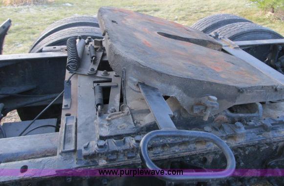 image for item G8917 2007 Volvo VNL 10th Anniversary Series 630 semi truck