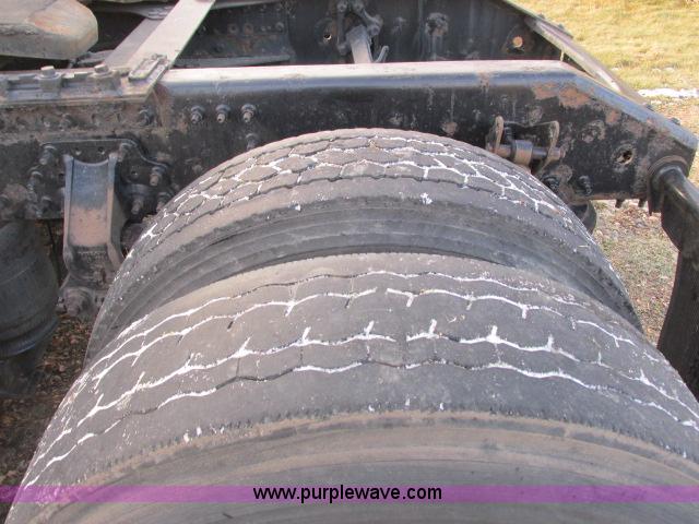 image for item G8917 2007 Volvo VNL 10th Anniversary Series 630 semi truck