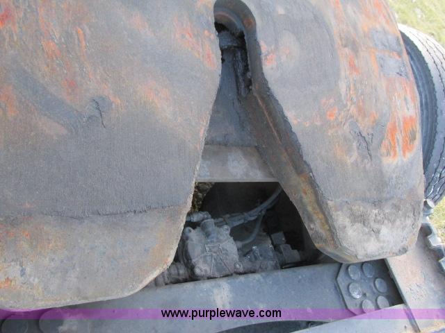 image for item G8917 2007 Volvo VNL 10th Anniversary Series 630 semi truck