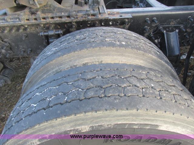 image for item G8917 2007 Volvo VNL 10th Anniversary Series 630 semi truck