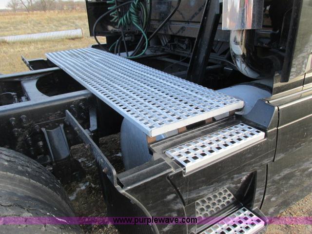 image for item G8917 2007 Volvo VNL 10th Anniversary Series 630 semi truck