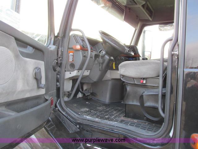 image for item G8917 2007 Volvo VNL 10th Anniversary Series 630 semi truck