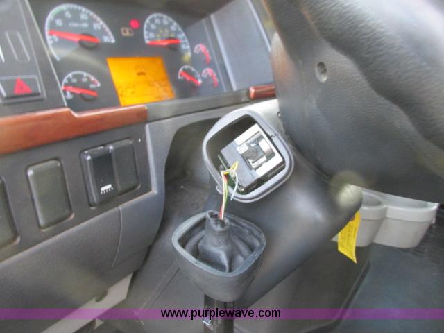 image for item G8917 2007 Volvo VNL 10th Anniversary Series 630 semi truck