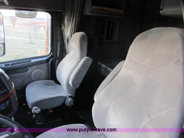 image for item G8917 2007 Volvo VNL 10th Anniversary Series 630 semi truck