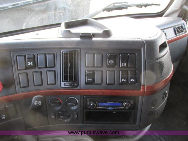 image for item G8917 2007 Volvo VNL 10th Anniversary Series 630 semi truck