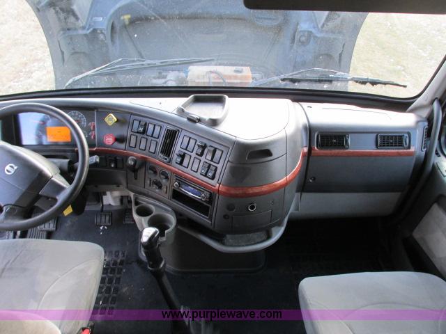 image for item G8917 2007 Volvo VNL 10th Anniversary Series 630 semi truck