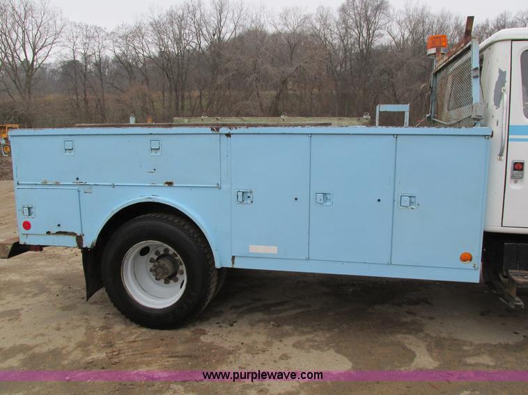 image for item I4211 1989 International 1754 utility truck