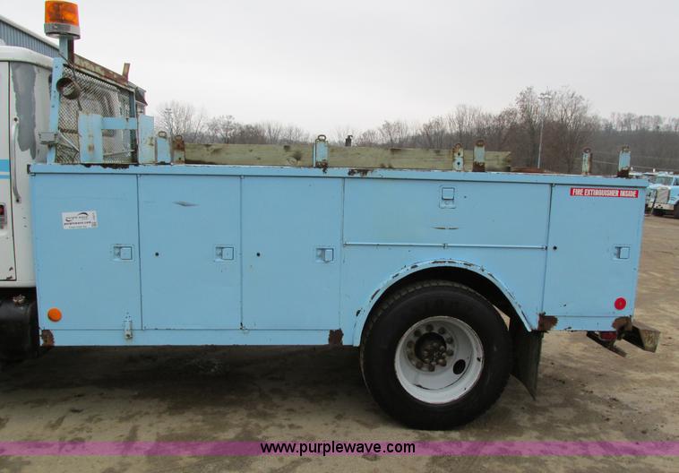 image for item I4211 1989 International 1754 utility truck