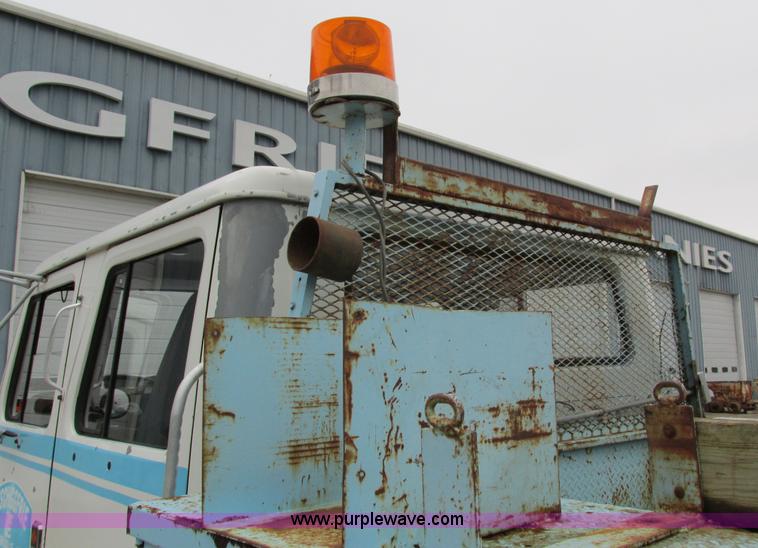 image for item I4211 1989 International 1754 utility truck