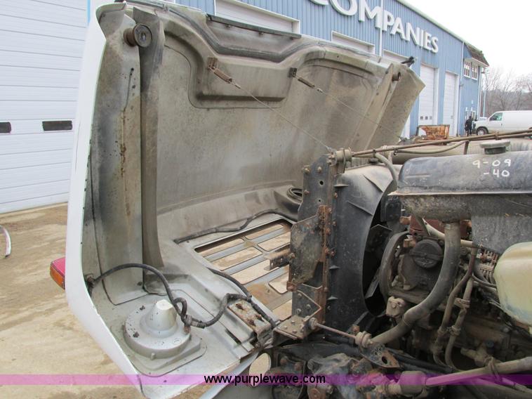 image for item I4211 1989 International 1754 utility truck