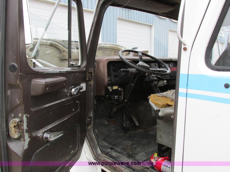 image for item I4211 1989 International 1754 utility truck