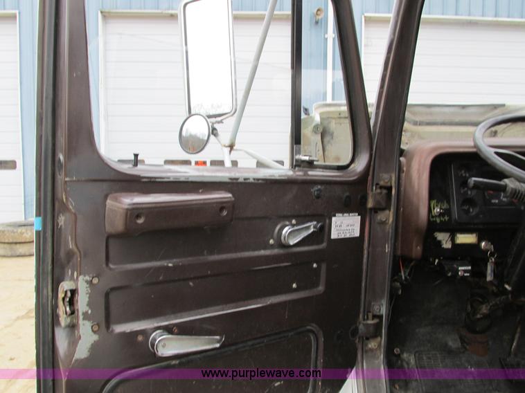 image for item I4211 1989 International 1754 utility truck