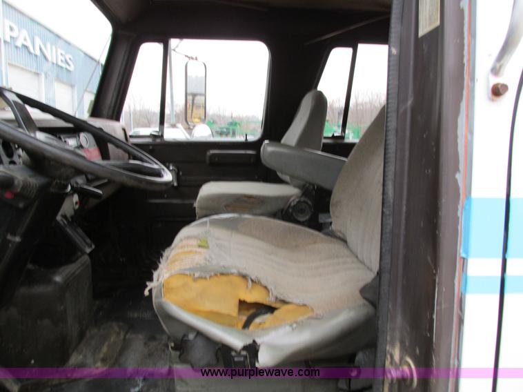 image for item I4211 1989 International 1754 utility truck