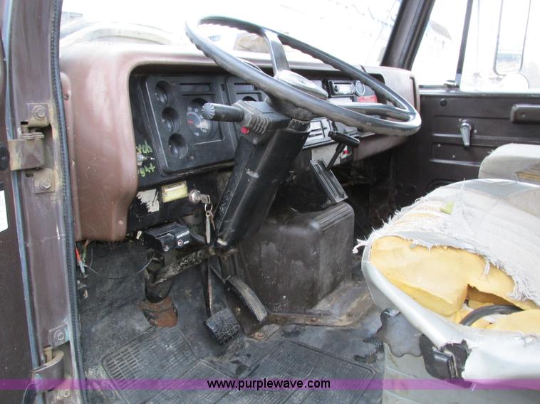 image for item I4211 1989 International 1754 utility truck