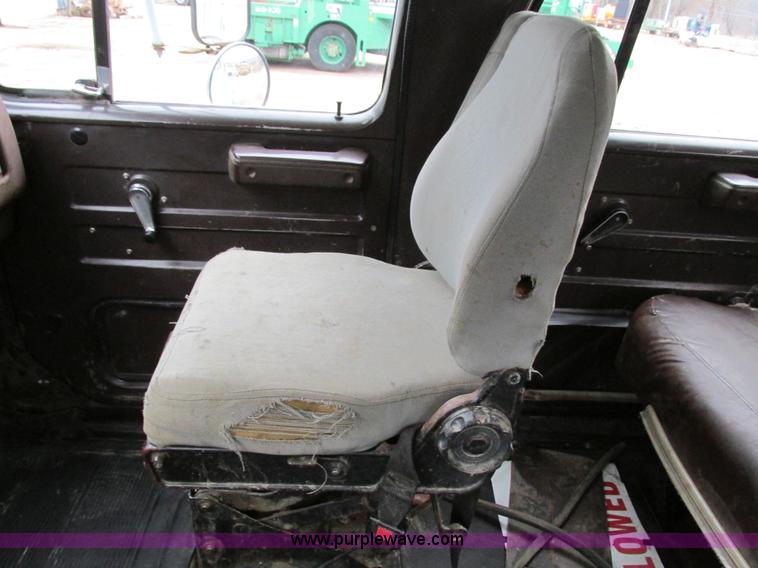 image for item I4211 1989 International 1754 utility truck