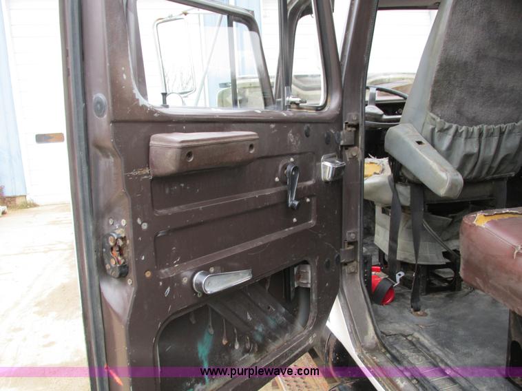 image for item I4211 1989 International 1754 utility truck