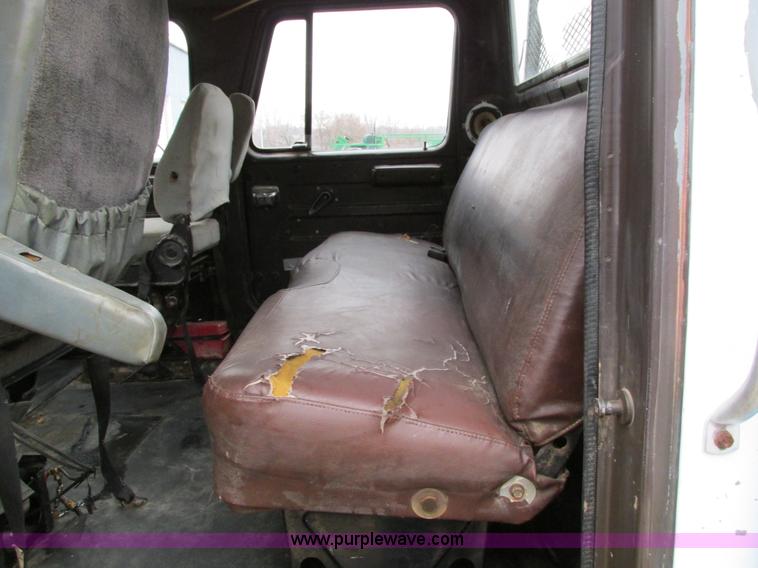 image for item I4211 1989 International 1754 utility truck